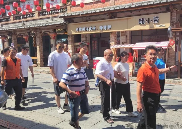 漫步古街品历史，爱心