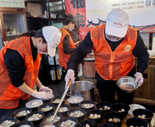 爱心夜餐添新味，暖流